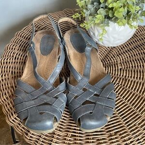 Earth brands Belle Brielle blue leather cross strap sandals 9.5M